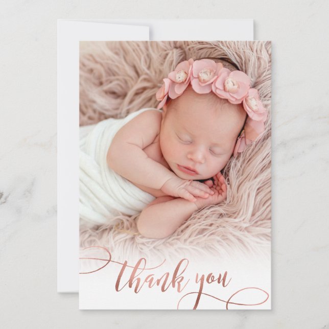 Modernes Rose Gold Script Baby Girl Foto Vielen Da Dankeskarte (Vorderseite)