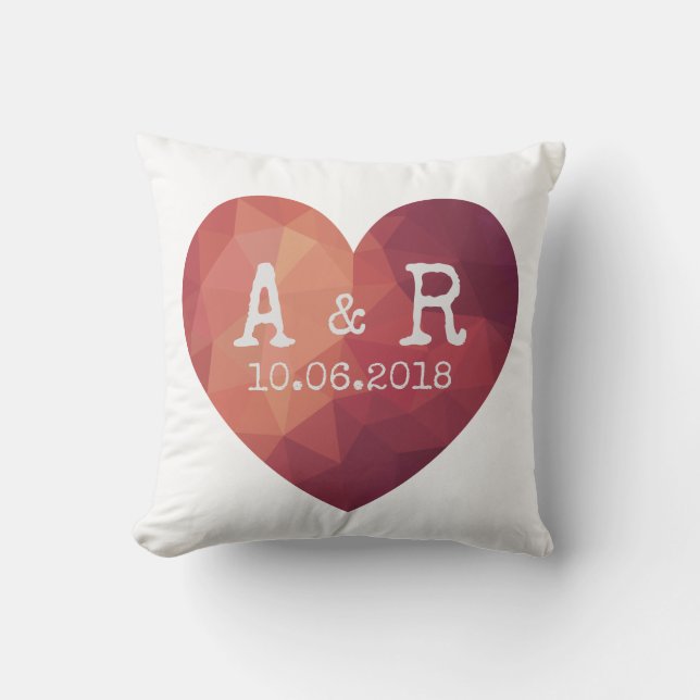 Modernes rotes Herzpaar Monogramm und Datum Kissen (Vorderseite)
