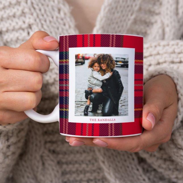 Modernes rotes Karo rustikales Monogramm Foto Weih Kaffeetasse (Rustic red plaid monogram photo christmas mug.)