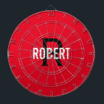 Modernes rotes Karton Dartscheibe<br><div class="desc">Modernes rotes Dartboard mit weißem Namen und schwarzem Monogramm. Personalisieren Sie mit Name und Initial.</div>