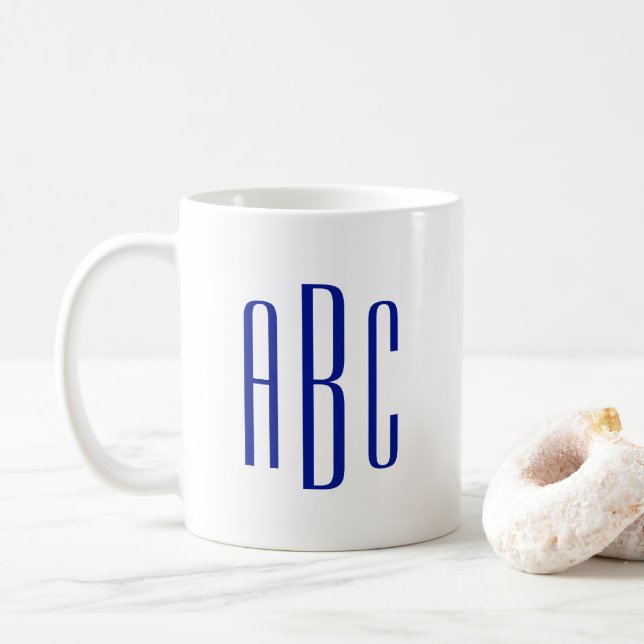 Modernes Royal Blue Three Letter Monogram Kaffeetasse (Mit Donut)