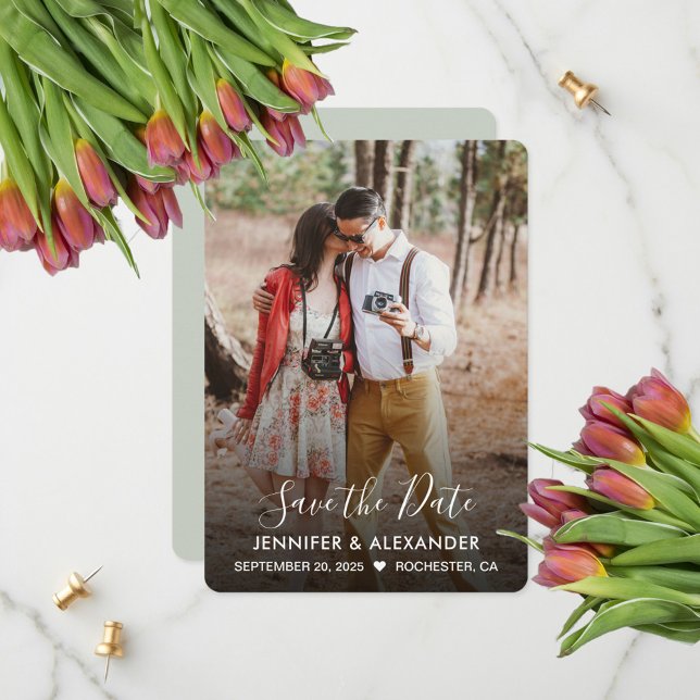 Modernes rustikales Foto Save the Date (Modern rustic photo wedding Save the Date card. You can add your own photo and text.)