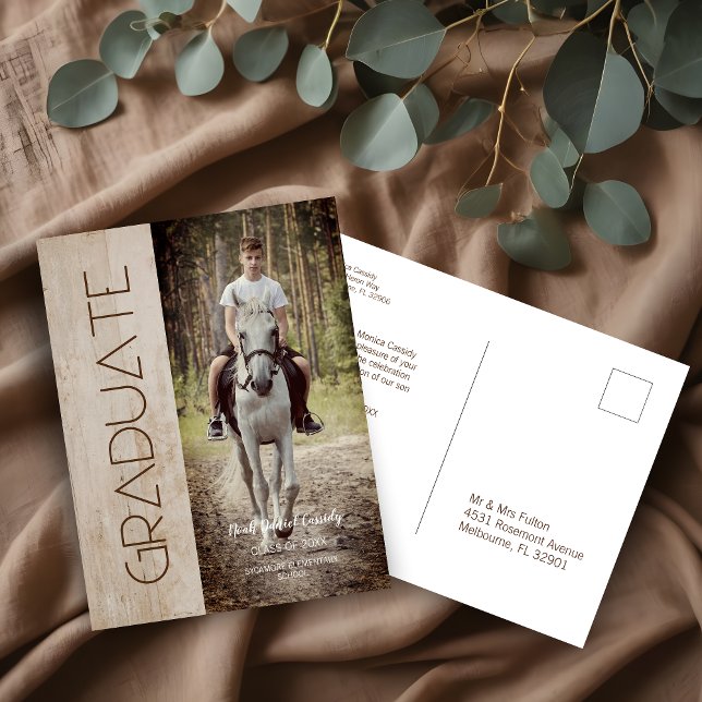 Modernes Rustikales Foto Unisex Abschluss Postkarte (Modern Rustic Wood Photo Unisex Graduation Invitation Postcards.)
