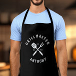 Modernes Rustikales GRILLMASTER Cool Retro Adult Schürze<br><div class="desc">Retro coole personalisierte GRILLMASTER Grillen Schürze in einem Logo-Stil Typografie-Design mit Ihrem individuelle Name und Geburtsjahr. Großartiges Geschenk für den Vatertag oder ein einzigartiges Geburtstagsgeschenk für den Typ,  der zum Grillen Lieben. Das ist die schwarze Version.</div>