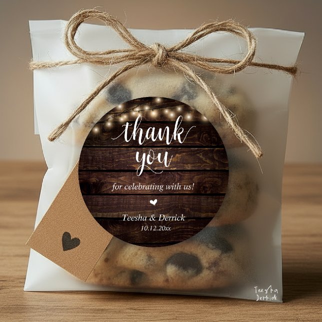 Modernes rustikales Hochzeitessen Danke für Ihre G Runder Aufkleber (Modern Rustic Wedding Dinner Thank You Gifts Classic Round Sticker cute heart Wood String Lights)