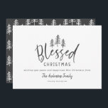 Modernes rustikales Kleinbauernhaus, gesegnet Weih Feiertagskarte<br><div class="desc">Moderne minimale Bauernstil gesegnet Weihnachten rustikale stilvolle Urlaubskarte. Mit modernem handgezeichneten Text und Bäumen. Die Hintergrundfarbe kann angepasst werden.</div>