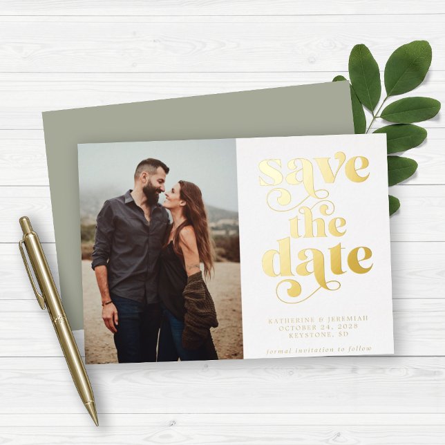 Modernes Sage Gold Foil Foto Save the Date Folieneinladung (Von Creator hochgeladen)