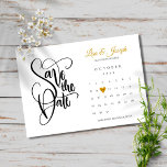 Modernes Save the Date Kalender Gold Liebe Herzstü<br><div class="desc">Diese hübsche Save the Date Karte zeigt einen Kalender und eine hübsche goldene Liebe, die Ihr besonderes Datum unterstreicht. Auf der Rückseite finden Sie weitere Save the Date Details, einschließlich Ihrer Hochzeitswebsite, die von Thisisnotme© ***entwickelt wurde, um das Herz zu Ihrem besonderen Datum zu bewegen, schauen Sie rechts vom PRODUKTBILD...</div>