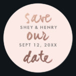 Modernes, Save the Date-Rose-Rosa Runder Aufkleber<br><div class="desc">Ein moderner Save the Date Aufkleber mit lässigen Save the Date Schriftzeichen in Rose-Gold mit Paarnamen und dunkelgrau auf einem rot-rosa Hintergrund. Perfekt für den Einsatz als Umschlagverschluss oder für Vergünstigungen oder Geschenktaschen. Coordinates mit aus Moderner Rose Gold speichern die Datums-Ankündigungen und Rücksendeadressen-Aufkleber.</div>