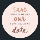Modernes, Save the Date-Rose-Rosa Runder Aufkleber<br><div class="desc">Ein moderner Save the Date Aufkleber mit lässigen Save the Date Schriftzeichen in Rose-Gold mit Paarnamen und dunkelgrau auf einem rot-rosa Hintergrund. Perfekt für den Einsatz als Umschlagverschluss oder für Vergünstigungen oder Geschenktaschen. Coordinates mit aus Moderner Rose Gold speichern die Datums-Ankündigungen und Rücksendeadressen-Aufkleber.</div>