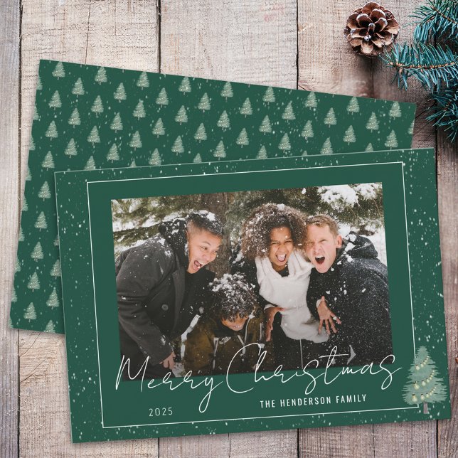 Modernes Schneewald Weihnachtsfamilie Foto Feiertagskarte (Modern snowy woodland christmas family photo holiday card green and white whimsical script)