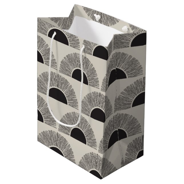 Modernes Schwarz & Beige Sunset Abstrakt Art Muste Mittlere Geschenktüte (Vorderseite Schrägansicht)