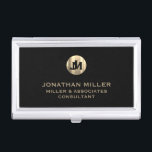 Modernes, schwarz gebürstetes Metallic-Gold-Monogr Visitenkarten Dose<br><div class="desc">Mit diesem stilvollen und praktischen Visitenkartengehäuse verleihen Sie Ihrem beruflichen Look. Mit einem gebürsteten Monogramm-Medaillon mit Ihrem Namen und Titel in klassischer Blocktypografie, ist dieser Fall eine großartige Möglichkeit, Ihre Visitenkarten organisiert und geschützt behalten. Der schwarze Hintergrund verleiht dem Ganzen eine Touch Raffinesse, während das goldene Initiallogo eine subtile Touch...</div>