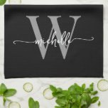 Modernes, schwarz-graues, benutzerdefiniertes Mono Geschirrtuch<br><div class="desc">Girly Modern Elegant Schwarz und Gray Monogram Initial Name Signature Script Custom Personalisiert Kitchen Handtuch. Dieses Design mit Ihrem Vornamen in einem hübschen handgeschriebenen Stil Swash Schwanz Schriftart Typografie (oder Kalligrafie) mit Monogramm initial in grau und weiß auf schwarz. Diese sind einfach zu anpassen. Große stilvolle feminine Hauswärmeschenke, auch zum...</div>