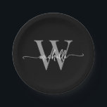 Modernes, schwarz-graues, benutzerdefiniertes Mono Pappteller<br><div class="desc">Girly Modern Simple Elegant Black and Gray Monogram Initial Name Signature Script Custom Personalisiert Paper Teller. Dieses Design mit Ihrem Vornamen in einem hübschen handgeschriebenen Stil Swash Schwanz Schriftart Typografie (oder Kalligrafie) mit Monogramm initial in grau und weiß auf schwarz. Diese sind einfach zu anpassen. Ideal für die Hauswärmung, auch...</div>