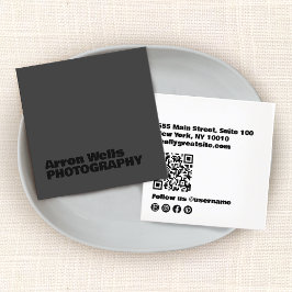 Modernes Schwarz mit schwarzem, muffigem QR-Code Quadratische Visitenkarte