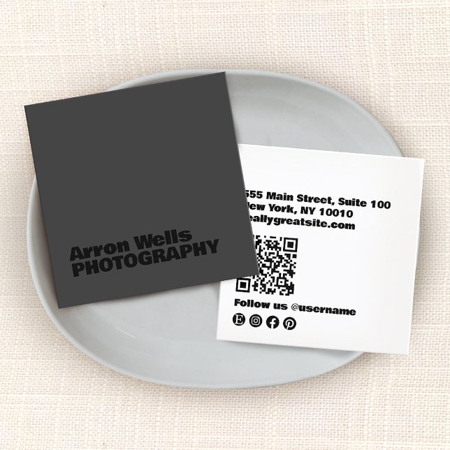 Modernes Schwarz mit schwarzem, muffigem QR-Code Quadratische Visitenkarte (Black on black QR social media networking icons square )