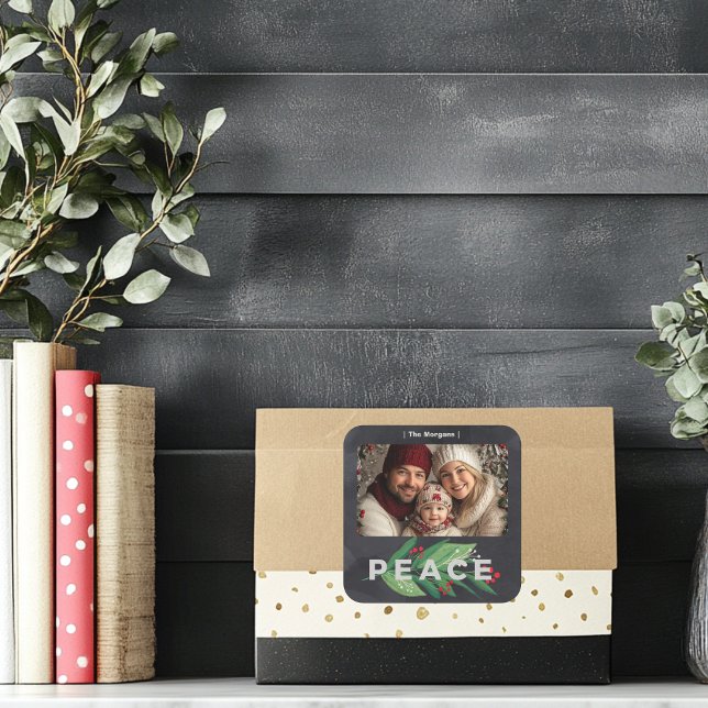 Modernes Schwarz und Grün mit Holly Berry Peace Quadratischer Aufkleber (Square Peace Christmas Photo Sticker)