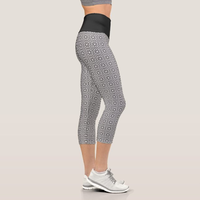Modernes Schwarz und Weiß Capri Leggings (Rechts)