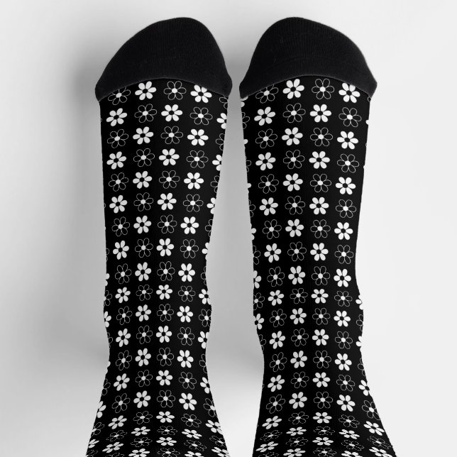 Modernes Schwarz-Weiß-Blume-Muster auf schwarzen S Socken (Oben)