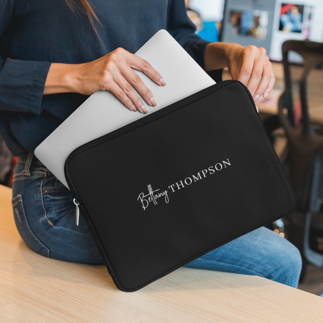 Modernes Schwarz-weiß-Chic-Monogramm Laptopschutzhülle (Von Creator hochgeladen)