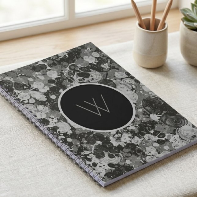 Modernes Schwarz-Weiß-Marmorwirbel-Monogramm Notizblock (Modern marble swirl notebook for a sophisticated home office upgrade.)