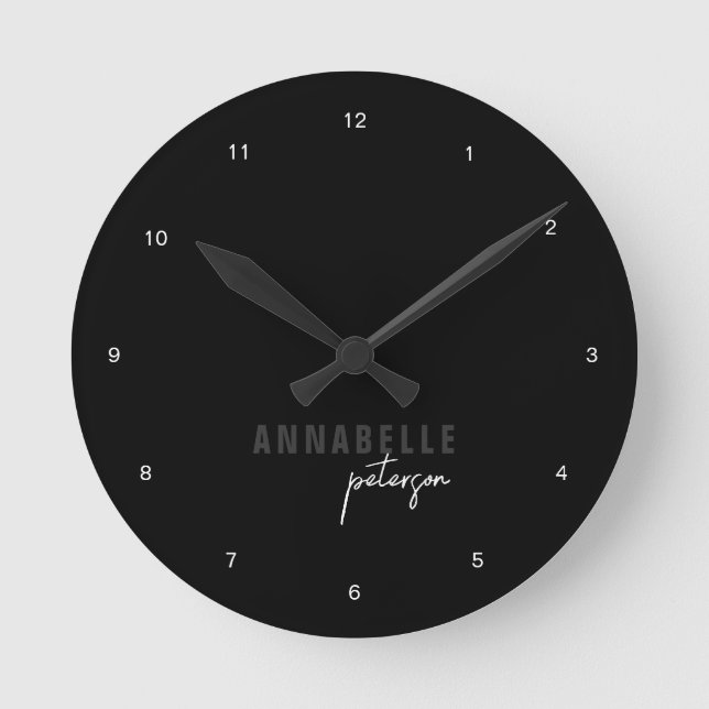 Modernes Schwarz/Weiß-Minimalskript Personalisiert Runde Wanduhr (Vorderseite)