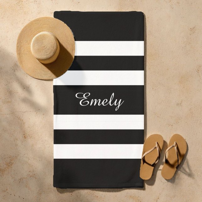 Modernes Schwarz-Weiß-Muster Strandtuch (Custom Name Modern Black And White Stripes Pattern Beach Towel)