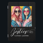 Modernes Schwarz-weißes Bestie Foto Personalisiert iPad Pro Cover<br><div class="desc">Dieses moderne Foto Pro Pad Cover für die besten Freunde verfügt über ein Foto,  mit dem Sie sich auf einem einfachen schwarzen Hintergrund mit dem Titel "Bestie" und Ihren Namen in weißem Skript personalisieren können. Mit AI generierte Platzhalterbilder</div>