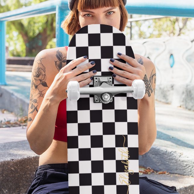 Modernes, Schwarz-weißes, kontrolliertes Goldmonog Skateboard (Modern Black White Checkered Gold Monogram Signed Skateboard)