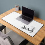 Modernes Schwarz-weißes Personalisiertes Monogramm Schreibtischunterlage<br><div class="desc">Die moderne Schwarz-weiße Personalisierte Monogram und Name Desk Mat klingt wie eine tolle Möglichkeit, Ihren Arbeitsbereich zu verbessern! Das monochrome Design mit personalisierten Details verleiht dem Gast eine elegante Touch und behalte den organisierten Schreibtisch. Es ist ideal, um ein wenig Stil hinzuzufügen und gleichzeitig eine glatte Oberfläche zum Schreiben oder...</div>