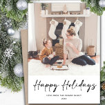 Modernes Schwarzes Drehbuch auf Beige Minimalistis Feiertagskarte<br><div class="desc">Modernes Schwarzes Script auf Beige Minimalistisch Foto Holiday Card. Senden Sie Ihren personalisierten und individuell gestaltbaren Urlaub an Freunde, Kollegen und Familie in schlichten, eleganten und modernen Foto Design festliche, natürliche minimalistische Stilkarten! Eine wunderschöne Kalligrafie von "Happy Holidays" rahmen auf dem Boden Ihres Fotos vor. Unter der Kalligrafie finden Sie...</div>