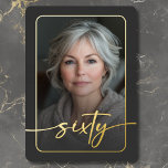 Modernes Schwarzes Foto 60. Geburtstag Folieneinladung<br><div class="desc">Feiern Sie mit dieser einfachen, modernen 60. Geburtstagsfeier in ruhigem, elegantem Stil - entworfen mit einem Stil, der sich um Sie dreht. Das Foto wird in einem abgerundeten Rechteck unter einem leicht dunklen Overlay und in einer echten Folie geklebt. Ein echtes, modernes Drehbuch "sechzig" dehnt sich über die Vorderseite aus...</div>