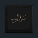 Modernes Schwarzes Gold Feminin Script Mit Monogra Erinnerungskiste<br><div class="desc">Modern Black Gold Feminine Script Monogrammed Gift Box. Easily personalize this modern elegant gift box with your custom monogram and name.</div>