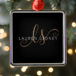 Modernes Schwarzes Gold Feminin Script Mit Monogra Ornament Aus Metall<br><div class="desc">Moderne Schwarz Gold Feminine Script Mit Monogramm Metal Ornament. Dieses moderne elegante Metall-Ornament personalisieren Sie einfach mit Ihrem individuellen Monogramm und Namen.</div>