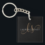 Modernes Schwarzes Gold Feminin Script Mit Monogra Schlüsselanhänger<br><div class="desc">Moderner Black Gold Feminine Script Mit Monogramm Schlüsselanhänger. Dieses moderne,  elegante Schlüsselanhänger mit Ihrem individuellen Monogramm und Namen ist einfach zu personalisieren.</div>