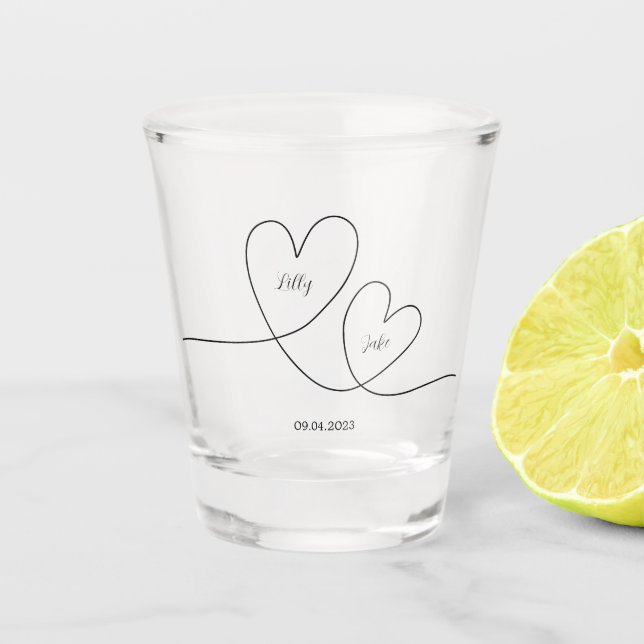 Modernes Schwarzes Herz Kalligrafie-Skript Hochzei Schnapsglas (Vorderseite)
