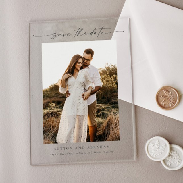 Modernes Script 3 Foto Hochzeit Sichern Sie das Da Acryleinladungen (Elegant handwritten script acrylic photo wedding save the date.)