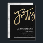MODERNES SCRIPT 40. Geburtstag Party Gold Schwarz- Einladung<br><div class="desc">von kat massard >>> https://linktr.ee/simplysweetpaperie <<< Ein trendiges, handgeschriebenes Einladungs-Design für Ihren 40. Geburtstag - ich habe die meisten Altersstufen im Geschäft TIP :: 1. Um Grafiken und Schriftart zu ändern/zu verschieben und mehr Text hinzuzufügen, klicken Sie auf den Button "Anpassen". - - - - - - - - -...</div>