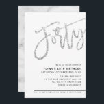 MODERNES SCRIPT 40. Geburtstag Party Silber Glitze Einladung<br><div class="desc">von kat massard >>> https://linktr.ee/simplysweetpaperie <<< Ein trendiges, handgeschriebenes Einladungs-Design für Ihren 40. Geburtstag - ich habe die meisten Altersstufen im Geschäft TIP :: 1. Um Grafiken und Schriftart zu ändern/zu verschieben und mehr Text hinzuzufügen, klicken Sie auf den Button "Anpassen". - - - - - - - - -...</div>