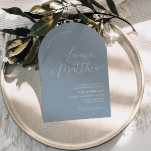 Modernes Script Arch Dusty Blue Wedding Einladung