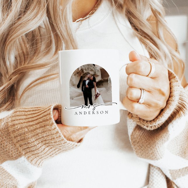 Modernes Script Arch Foto Mrs Bride Gift Kaffeetasse (Von Creator hochgeladen)