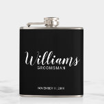 Modernes Script Black Personalisierte Trauzeugen Flachmann<br><div class="desc">Moderne Script Personalisiert Trauzeugen Flask mit dem Namen des personalisierten Trauzeugen im modernen,  weißen Script-Schriftart-Stil mit Titel und Hochzeitdatum in modernen Sans Serif Schriftart Stil auf schwarzem Hintergrund. Auch perfekt für Vater der Braut,  Trauzeuge und mehr.</div>