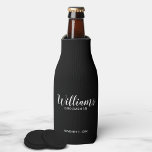 Modernes Script Black Personalisierte Trauzeugen Flaschenkühler<br><div class="desc">Modernes Script Personalisierte Trauzeugen Bottle Cooler mit dem Namen des personalisierten Trauzeugen in der modernen Schrift Schriftart Stil mit Titel und Hochzeit Datum in modernen Sans Serif Schriftart Stil auf schwarzem Hintergrund. Auch perfekt für Trauzeugin,  Blütenmädchen,  Brautmutter,  Trauzeugen,  Trauzeuge und mehr.</div>