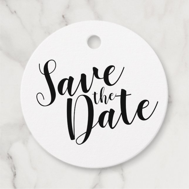 Modernes Script Black&White Wedding speichern das  Geschenkanhänger (Vorderseite)
