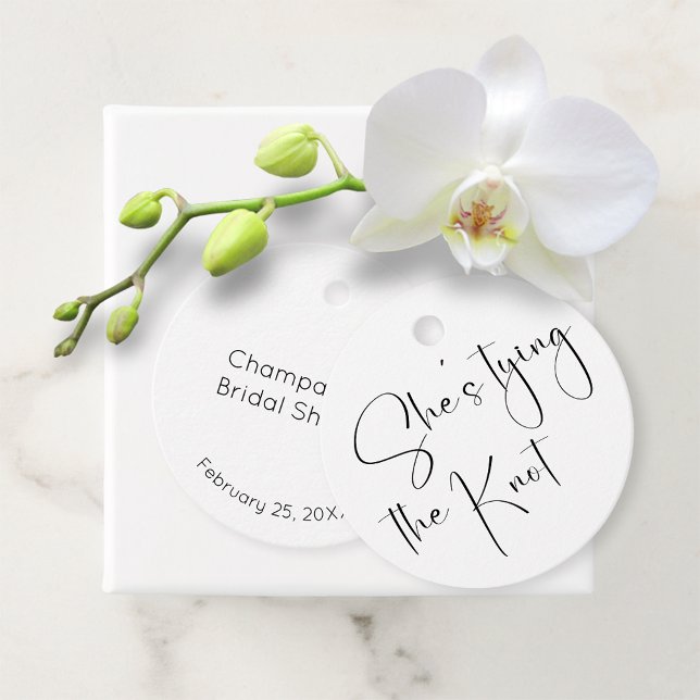 Modernes Script-Brautparty Sie bindet den Knoten Geschenkanhänger (Von Creator hochgeladen)