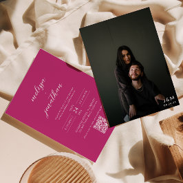 Modernes Script Bright Pink Monogram QR Code Hochz Einladung