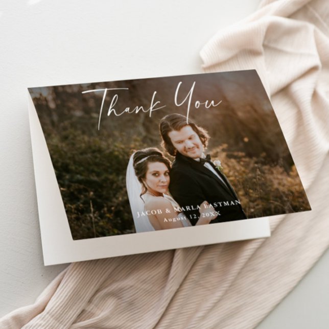 Modernes Script Calligraphy Foto Wedding Dankeskarte (Modern script wedding photo thank you cards.)