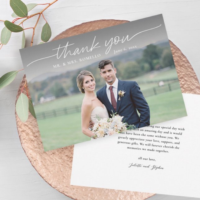 Modernes Script Einfache Foto Hochzeit Danke Karte (Elegant simple photo overlay wedding thank you card with message from the couple on the back.)