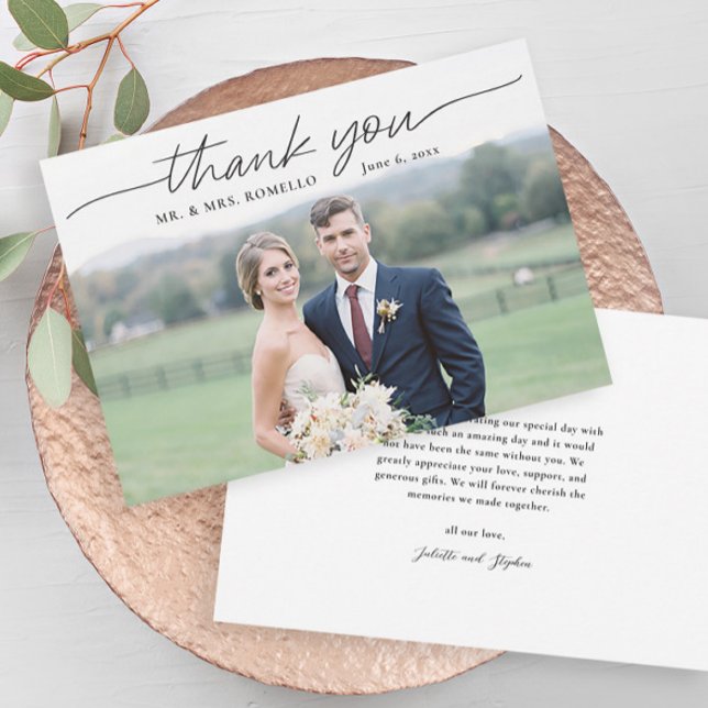 Modernes Script Einfache Foto Hochzeit Danke Karte (Elegant script overlay typography wedding photo thank you card with message from the couple on back.)